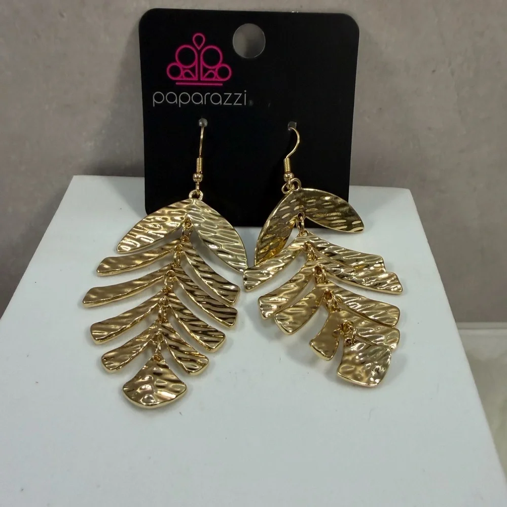 🩷5/$10🩷 paparazzi Gold Layered Leaf Drop Earrings
